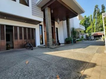 Dijual Rumah Mewah Ada Kolam Renang di Komplek Kesehatan Pesanggrahan Jakarta Selatan