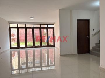 🏡 ¡Venta de Casa de 4 Pisos en Urb. Quintanas – Trujillo! 🏡
📍 Av. Federico Chopin, a pasos de avenidas principales, colegios, parques, entidades come