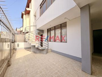 🏡 ¡Venta de Casa de 4 Pisos en Urb. Quintanas – Trujillo! 🏡
📍 Av. Federico Chopin, a pasos de avenidas principales, colegios, parques, entidades come