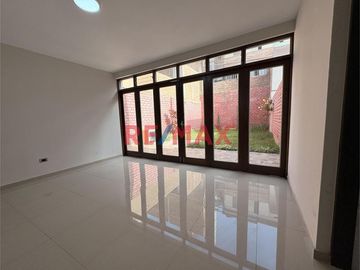 🏡 ¡Venta de Casa de 4 Pisos en Urb. Quintanas – Trujillo! 🏡
📍 Av. Federico Chopin, a pasos de avenidas principales, colegios, parques, entidades come