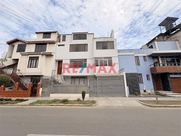 🏡 ¡Venta de Casa de 4 Pisos en Urb. Quintanas – Trujillo! 🏡
📍 Av. Federico Chopin, a pasos de avenidas principales, colegios, parques, entidades come