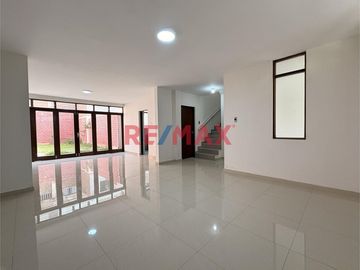 🏡 ¡Venta de Casa de 4 Pisos en Urb. Quintanas – Trujillo! 🏡
📍 Av. Federico Chopin, a pasos de avenidas principales, colegios, parques, entidades come
