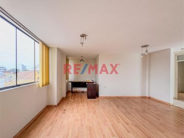 🏡 ¡Venta de Casa de 4 Pisos en Urb. Quintanas – Trujillo! 🏡
📍 Av. Federico Chopin, a pasos de avenidas principales, colegios, parques, entidades come