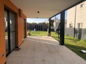 Casa de 4 ambientes en Barrio Los Troncos