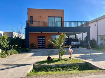 Casa de 4 ambientes en Barrio Los Troncos
