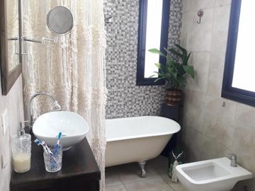 Casa de 4 ambientes en Barrio Los Troncos