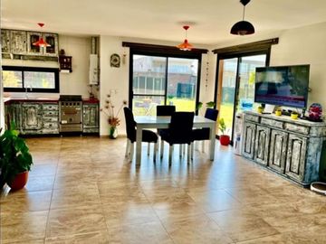 Casa de 4 ambientes en Barrio Los Troncos