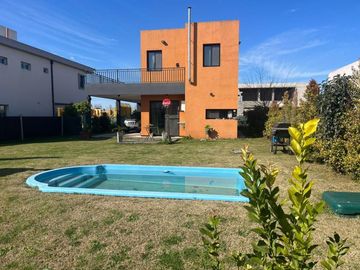 Casa de 4 ambientes en Barrio Los Troncos