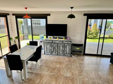 Casa de 4 ambientes en Barrio Los Troncos