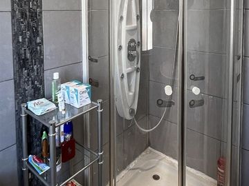 Casa de 4 dormitorios con piscina y 2 estacionamientos