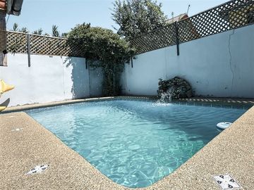 Casa de 4 dormitorios con piscina y 2 estacionamientos