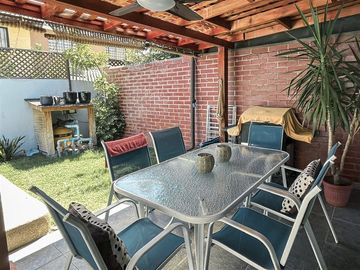 Casa de 4 dormitorios con piscina y 2 estacionamientos