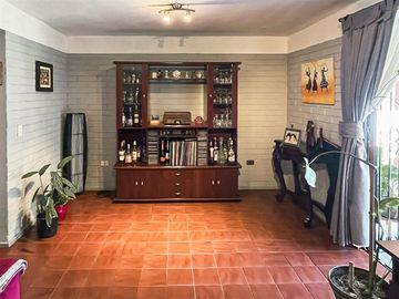 Casa de 4 dormitorios con piscina y 2 estacionamientos