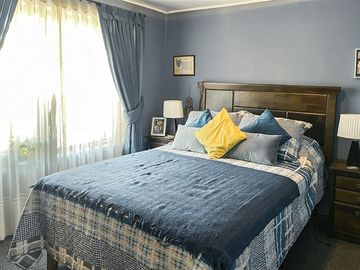 Casa de 4 dormitorios con piscina y 2 estacionamientos