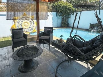 Casa de 4 dormitorios con piscina y 2 estacionamientos
