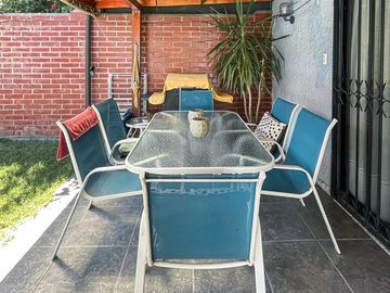 Casa de 4 dormitorios con piscina y 2 estacionamientos
