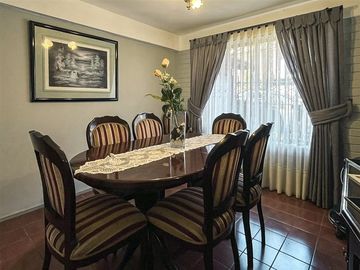 Casa de 4 dormitorios con piscina y 2 estacionamientos