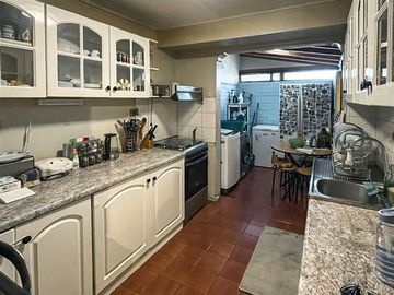 Casa de 4 dormitorios con piscina y 2 estacionamientos