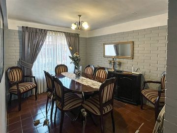 Casa de 4 dormitorios con piscina y 2 estacionamientos