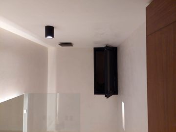 Doble altura, patio privado de 70m2 con alberca y sala en exterior, sistema lock