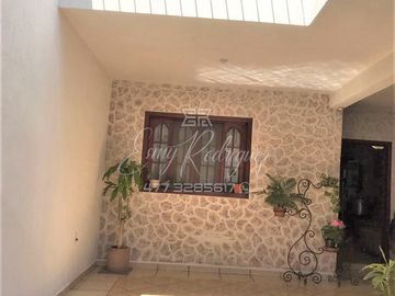 CASA EN VENTA, PORTALES DE SAN SEBASTIAN, UN PISO, 2 REC. 2 AUTOS, S/A SN PANCHO