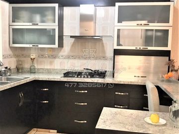 CASA EN VENTA, PORTALES DE SAN SEBASTIAN, UN PISO, 2 REC. 2 AUTOS, S/A SN PANCHO