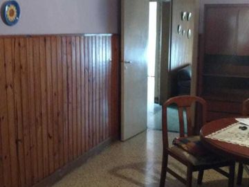 Casa de estilo americana en ubicación céntrica , a 200 metros de Avenida Tomás Espora .