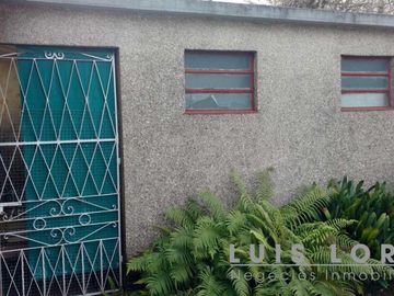 Casa de estilo americana en ubicación céntrica , a 200 metros de Avenida Tomás Espora .