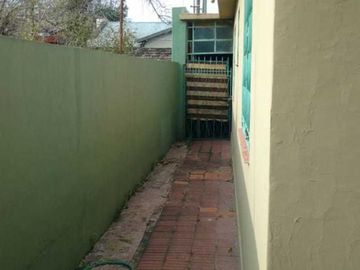Casa de estilo americana en ubicación céntrica , a 200 metros de Avenida Tomás Espora .