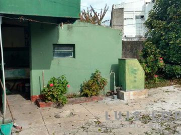 Casa de estilo americana en ubicación céntrica , a 200 metros de Avenida Tomás Espora .
