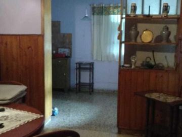 Casa de estilo americana en ubicación céntrica , a 200 metros de Avenida Tomás Espora .