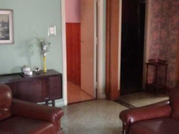Casa de estilo americana en ubicación céntrica , a 200 metros de Avenida Tomás Espora .