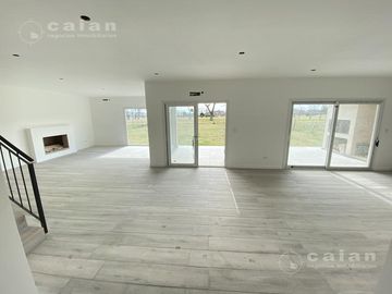 Casa A Estrenar en barrio El Trebol, Haras Santa María