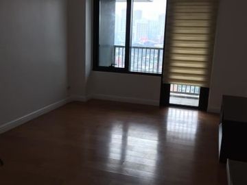 For RENT: Semi Furnished 1 Bedroom in One Rockwell with Parking