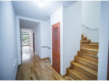 VENDO CASA ESTRENO FRENTE A PARQUE  EN URB.SAN ISIDRO