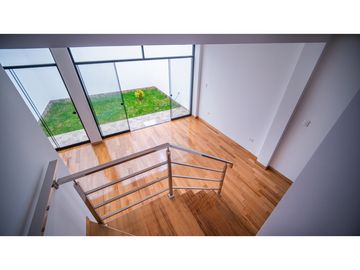 VENDO CASA ESTRENO FRENTE A PARQUE  EN URB.SAN ISIDRO