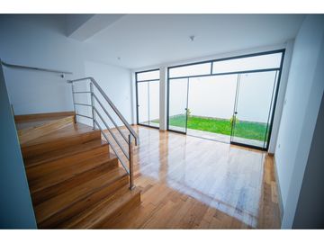 VENDO CASA ESTRENO FRENTE A PARQUE  EN URB.SAN ISIDRO
