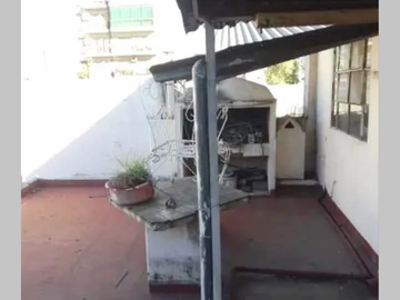 OPORTUNIDAD, A REFACCIONAR - PH en Venta en Parque Chacabuco 5 ambientes 4 dormitorios 2 baños 92 m2 contrafrente 2 plantas - Doblas 1000