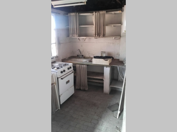 OPORTUNIDAD, A REFACCIONAR - PH en Venta en Parque Chacabuco 5 ambientes 4 dormitorios 2 baños 92 m2 contrafrente 2 plantas - Doblas 1000
