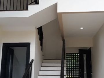 Rumah Modern Minimalis Babatan Pratama Surabaya