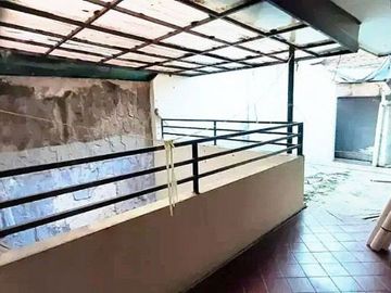 Disewakan Rumah di Tebet untuk hunian/kantor jalan 2 mobil