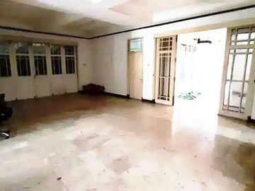 Disewakan Rumah di Tebet untuk hunian/kantor jalan 2 mobil