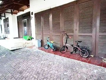 Disewakan Rumah di Tebet untuk hunian/kantor jalan 2 mobil