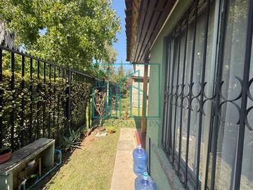 Acogedora casa un piso con patio
