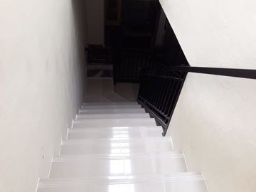 RUMAH 2 LANTAI MODERN DAN NYAMAN UTARA CANDI SAMBISARI SLEMAN