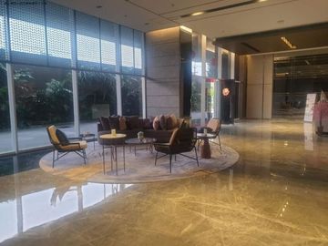 Apt. Belleview Manyar View pool