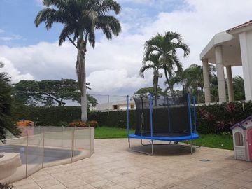 VENTA DE AMPLIA CASA EN URBANIZACION VISTA AL PARQUE VIA A SAMBORONDON