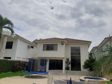VENTA DE AMPLIA CASA EN URBANIZACION VISTA AL PARQUE VIA A SAMBORONDON