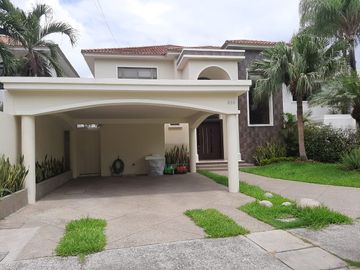 VENTA DE AMPLIA CASA EN URBANIZACION VISTA AL PARQUE VIA A SAMBORONDON
