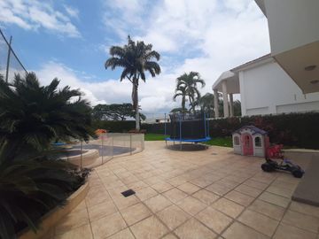 VENTA DE AMPLIA CASA EN URBANIZACION VISTA AL PARQUE VIA A SAMBORONDON